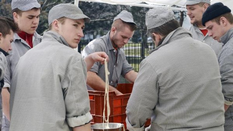 Netradičná zabíjačka medzi panelákmi aj tento rok - zabijacka_bsk