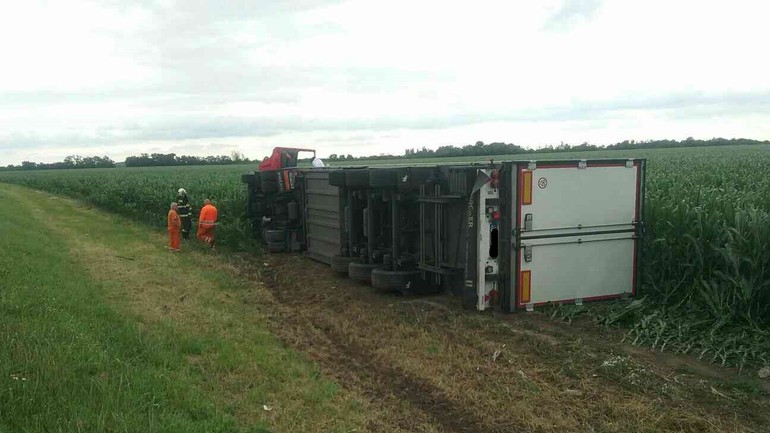 Prevrátený kamión pri D1