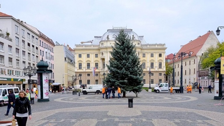 Foto: na hviezdoslavovom námestí už stojí stromček. takto ho osadili - titul
