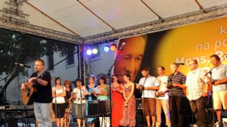 Podporiť bezáka prišli na námestie hudobníci aj stovky ľudí - Koncert bezak