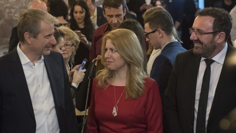 Zuzana Čaputová, jej partner Peter Konečný (vpravo) a bývalý kandidát na prezidenta Robert Mistrík 