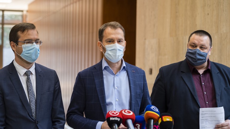 minister zdravotníctva SR Marek Krajčí, predseda vlády SR Igor Matovič (obaja OĽaNO) a hlavný hygienik SR Ján Mikas