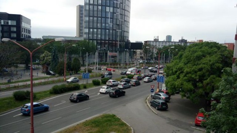 Video: pri centráli sa zrazili dve autá - zasahovať museli zdravotníci aj hasiči - IMG_20170520_121031