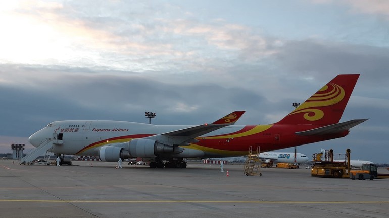 lietadlo z Číny na letisku