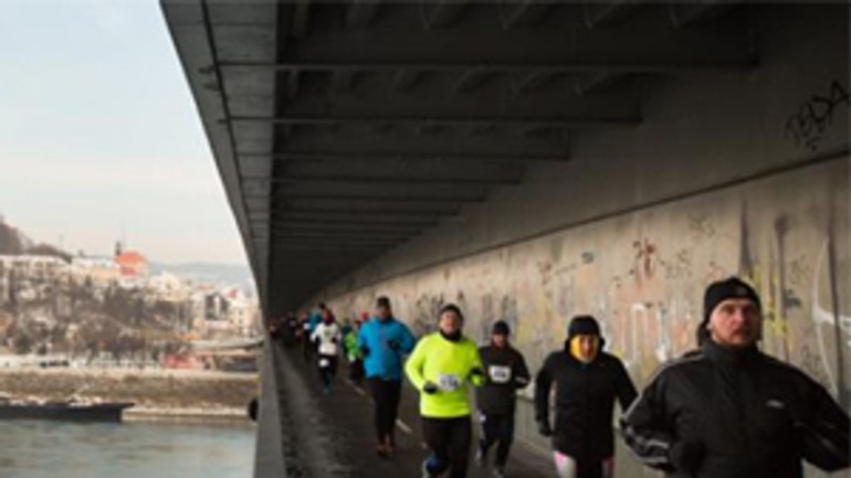 Cez bratislavské mosty bežalo takmer 700 bežcov - beh_silvestrovsky2104