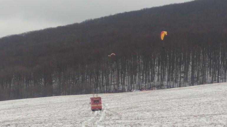 Paraglajdista v korunách stromov