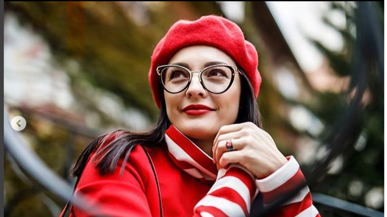 Červená vlnená baretka