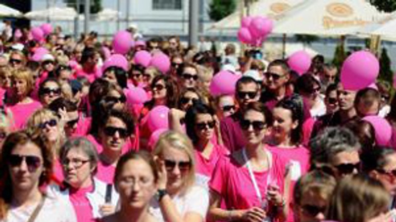 Na avon pochod prišlo v sobotu vyše 4000 ľudí - Avon pochod1