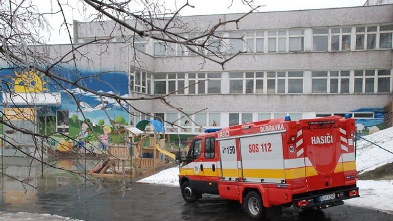 Foto: voda zaplavila ulicu i školu v dúbravke, prasklo potrubie - v2