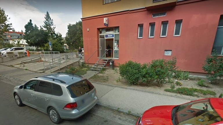 Lupežné prepadnutie v rači: muž vytiahol v stávkovej kancelárii pištoľ - cyprichova raca