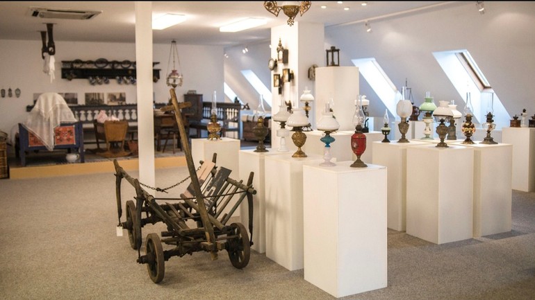 Zaujímajú vás petrolejové lampy či hodiny? Múzeum Michala Tillnera otvorilo obnovené priestory stálej expozície
