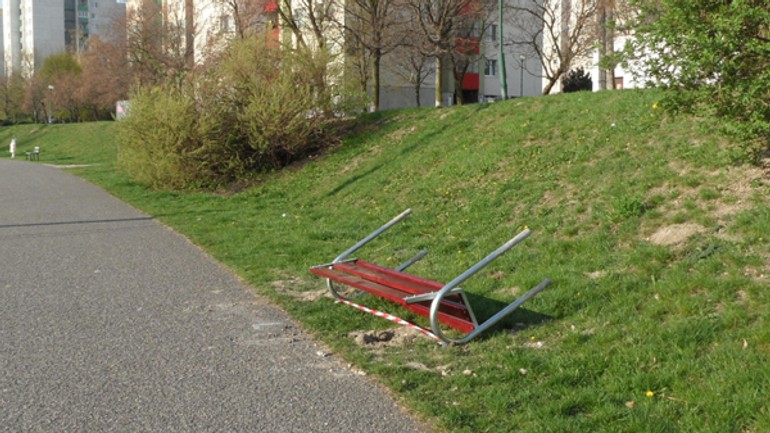 Nové lavičky  a koše v noci vytrhali vandali - Lavicky1