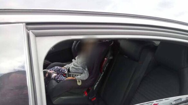 Dieťa v uzamknutom aute osamote