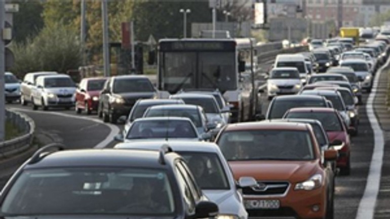 V meste opravujú cesty, policajti radia využívať obchádzky - auto_kolona