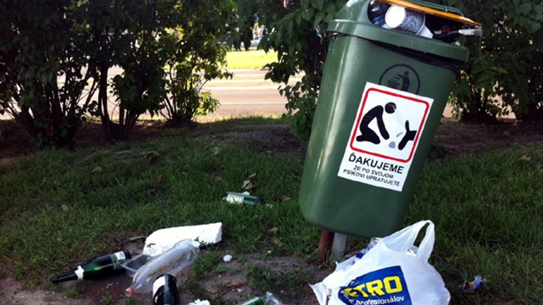 Koše sú plné a odpadky sú na celej ulici - Odpadkovy1