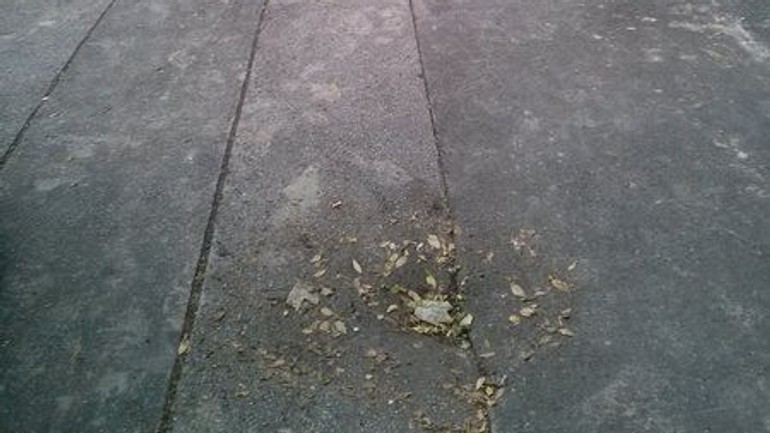 Chodník má byť pre chodcov spoľahlivý - chodnik_diera