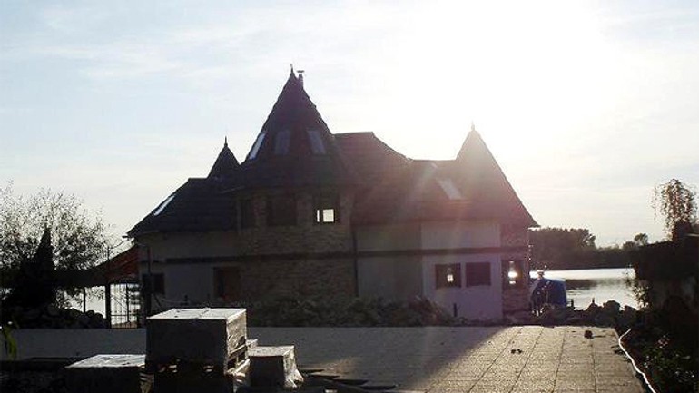 Hausbóty prírodu neničia, rozhodli úradníci starajúci sa o našu prírodu! - hausbot_breh