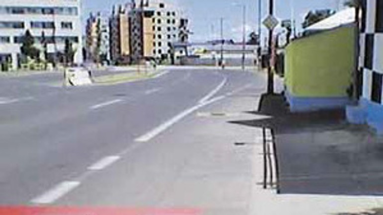 Na slovnaftskej si treba dávať pozor, chýba chodník vedúci k zastávke - slovnaftska