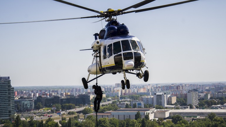 Členovia Policajného Zboru sa zlaňujú z policajného vrtuľníka