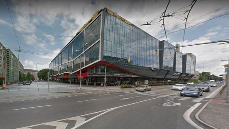 Bitka pred zimným štadiónom, na polícii skončilo 12 chlapov - zimak