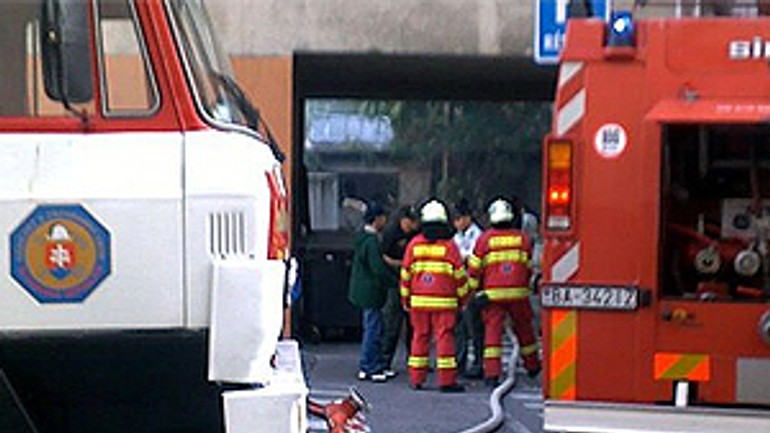Žena vyskočila z piateho poschodia domu, v ktorom horel byt - Hasici2