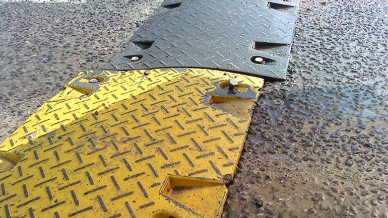 Vymenia spomaľovač, ktorý prerezal dve pneumatiky - Pneumatika1