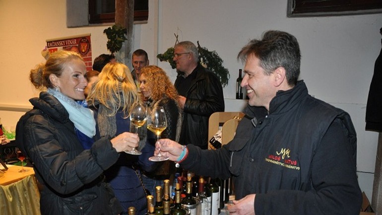 V rači si na sviatok zamilovaných môžete užiť vinárske akcie - valentin s vinarmi_2016