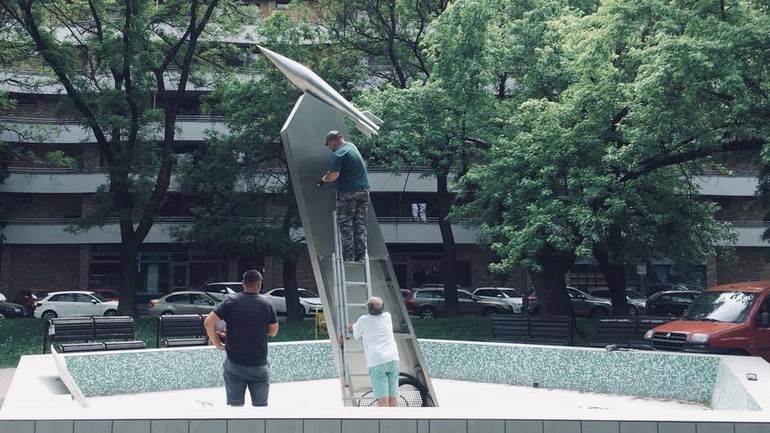 Inštalácia raketky v Kukorelliho parku