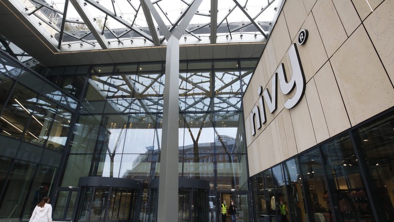 Autobusová stanica Nivy vchod z Mlynských Nív