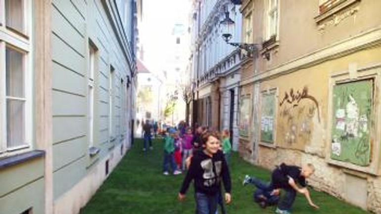 Na zelenej ulici si môžno posedieť na zelenej tráve - Zelena1