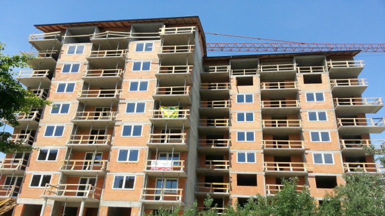 Hrubá stavba bytového domu tujetoin je hotová - Bencon_tujetoin_Dubravka_jun_2015