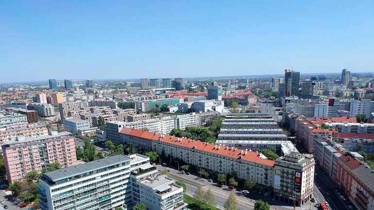 Pohľad na mesto z drona nad Račianskym mýtom