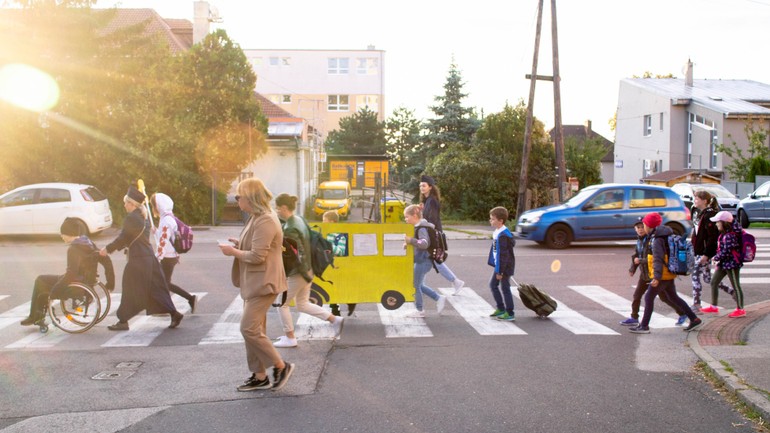 Vyše 150 školákov z Rače išlo dnes do školy peším autobusom. 
