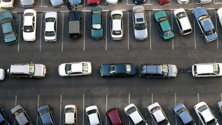 Protichodné reakcie predstaviteľov samosprávy na schválenú parkovaciu politiku - parkovanie-zablokovanie