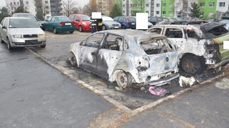 V karlovej vsi zhoreli dve autá, tretie je poškodené - 002