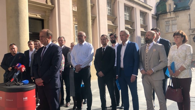 Prezident Únie miest Slovenska a primátor Trenčína Richard Rybníček a zástupcovia únie