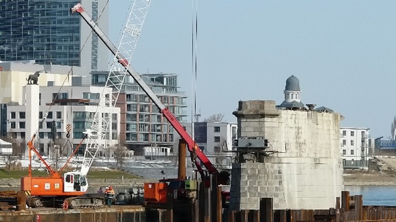 Na starom moste sa&nbsp;chcú zbaviť meškania - Starý_most_pilier