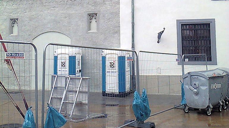 Záchody znova na hlavnom námestí - pamatnik201301_1