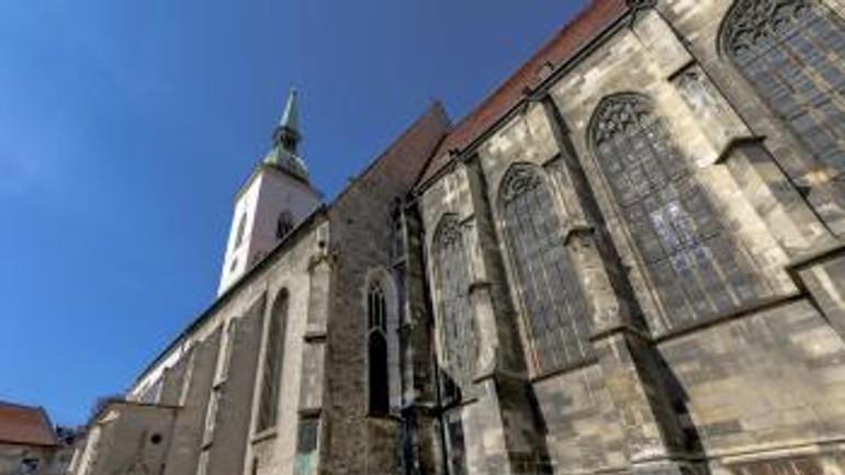 Pod dómom svätého martina sa nachádza cintorín. kto je tam pochovaný? - t_20032017dom_martin_2414735