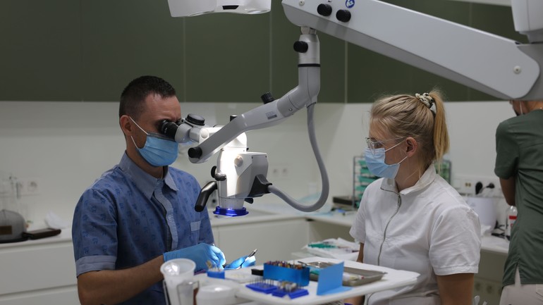 MUDr. Chrzanovski zubár pri práci v ambulancii