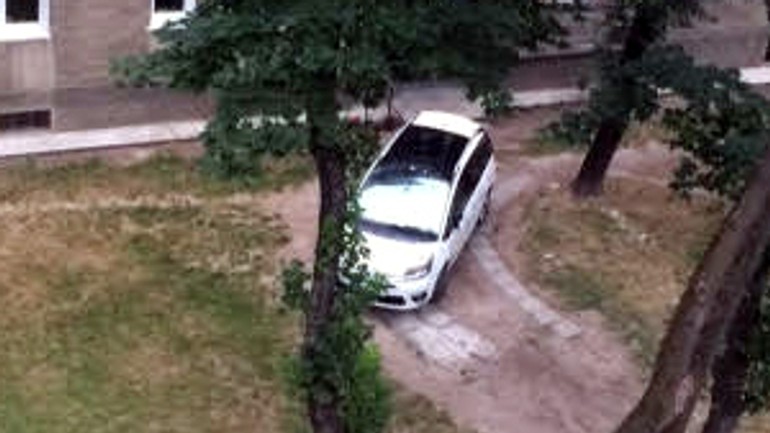 Na trávniku si urobil parkovisko pre svoje auto, mesto to ide riešiť - 201520_auto_zelen1