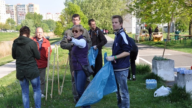 Deň zeme oslávi petržalka čistením chorvátskeho ramena - cistenie chorv ramena