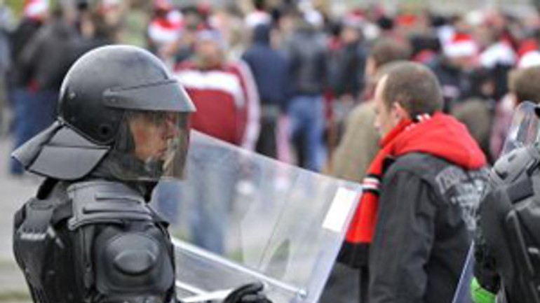 Trnavskí fanúšikovia včera v bratislabve robili výtržnosti - Futbal policia1