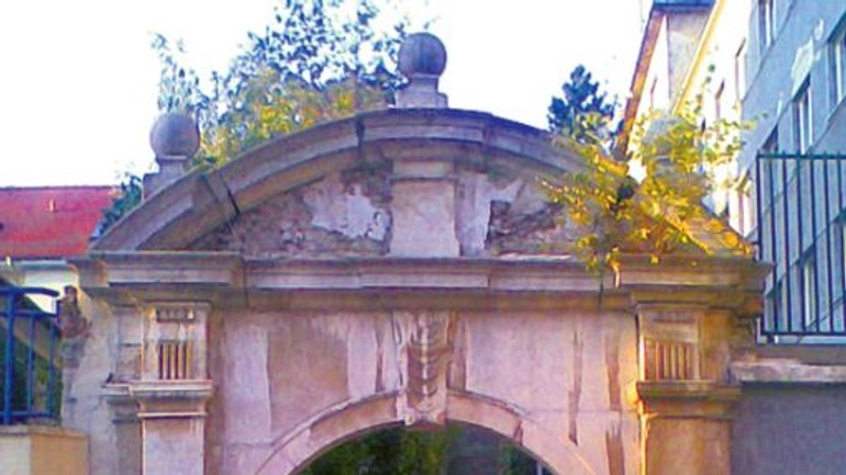 O vzácnu bránu sa dnes nikto nestará - Pamatnik1