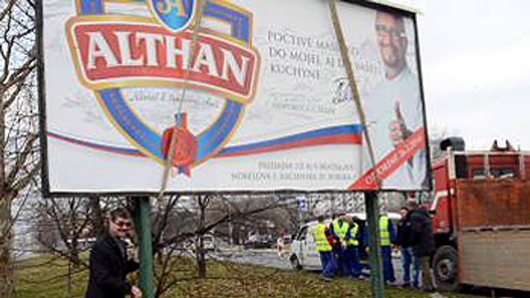 Mesto nedokáže odstrániť nelegálnu reklamu, tak odstraňuje tú legálnu - bilbord_ftacnik