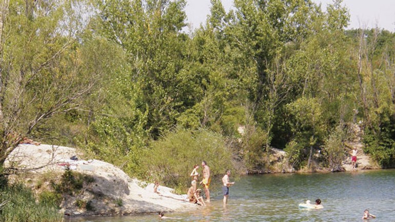 Vyčistili jarovské jazero, kúpať sa tam aj tak nesmie - jazero_kupanie