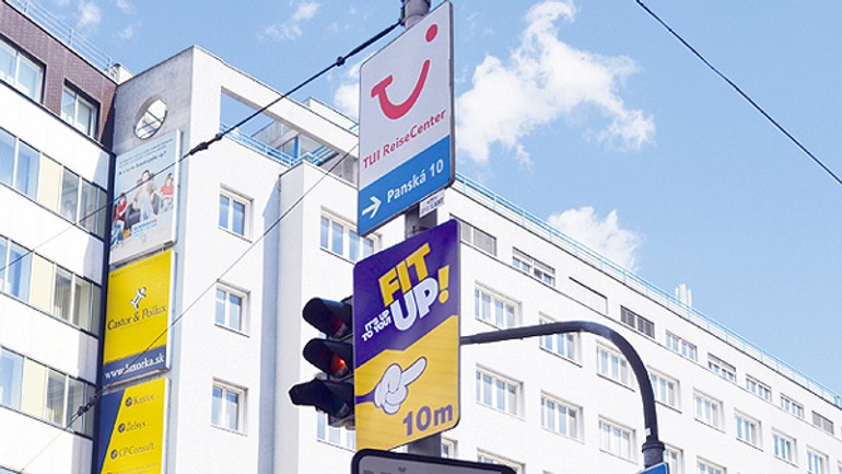 Magistrát toleruje tabule na stĺpoch verejného osvetlenia aj bez zmlúv - stlp1