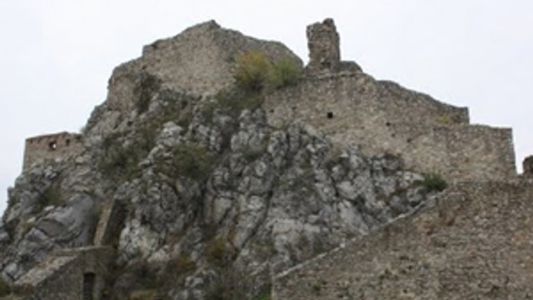 Hornú časť hradu devín majú opraviť do roka - devin_horny