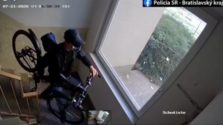 Muž kradne bicykel