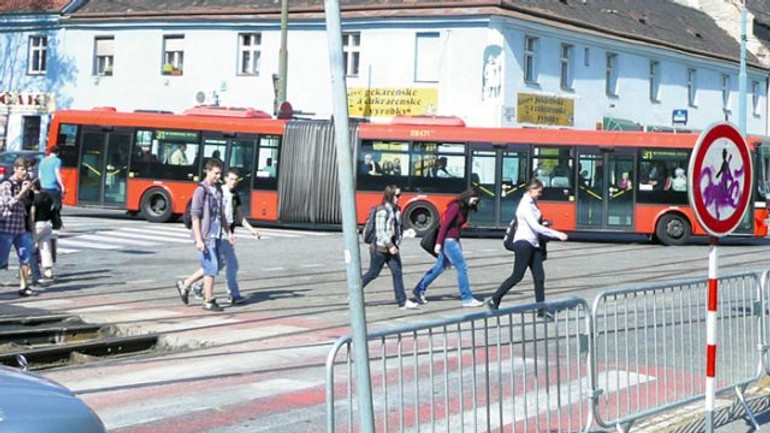 Križovatka ulíc vazovova a radlinského komplikuje život, najviac školákom - Radlinskeho1